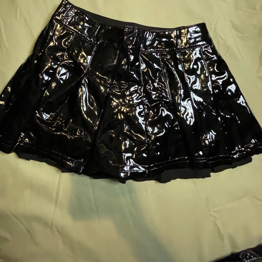 Pleated mini skirt (DOLLSKILL)